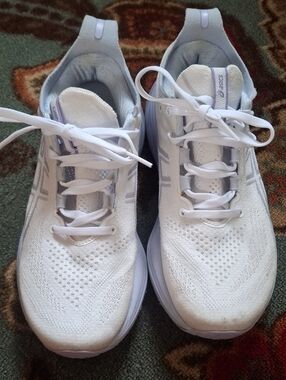 Asics Women's White Snickers Size 7 (EUR 38) with Light Purple Accents